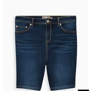 Torrid MIDFIT BERMUDA SHORT size 12